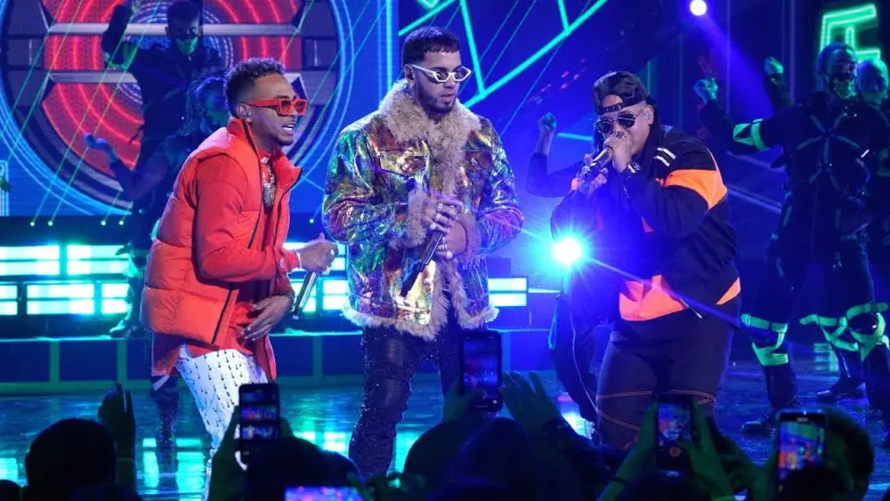 Anuel AA and Ozuna performing on stage