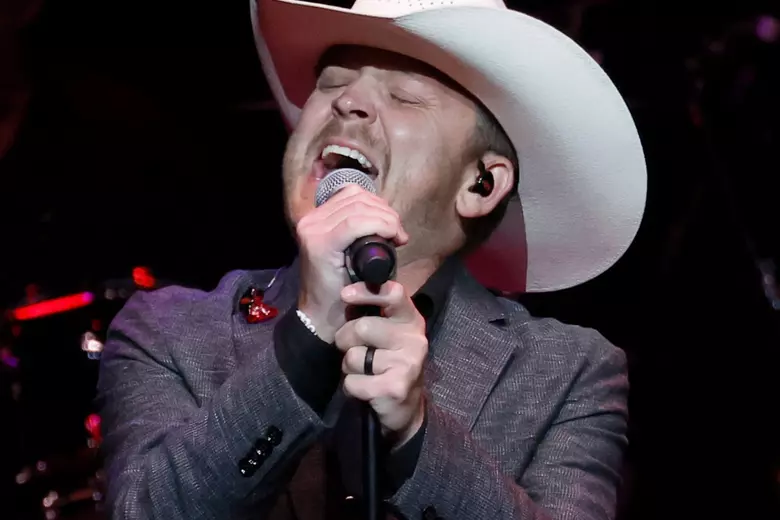 Justin Moore country singer singing with microphone