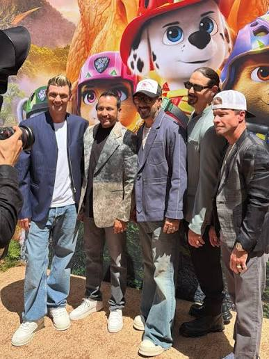 Kevin Richardson Snoop Dogg posing for cameras at Paw Patrol premiere